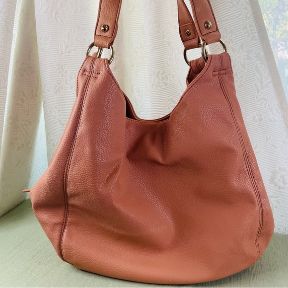 be be Woman's Hobo Bag Peach Color 3 Compartment. SEND ME A REASONABLE OFFER… - Picture 15 of 16